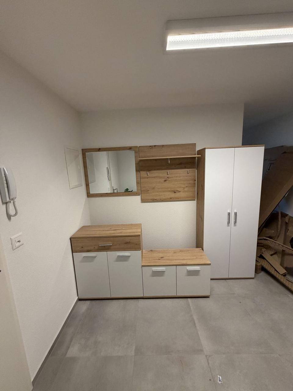 Meubles montés et fixés au mur