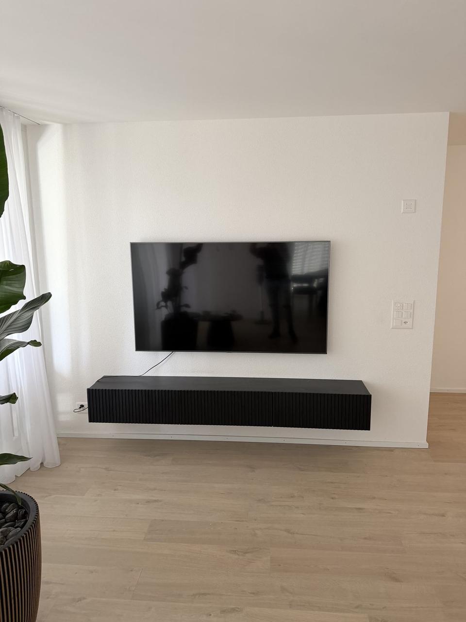 Télévision fixée au mur