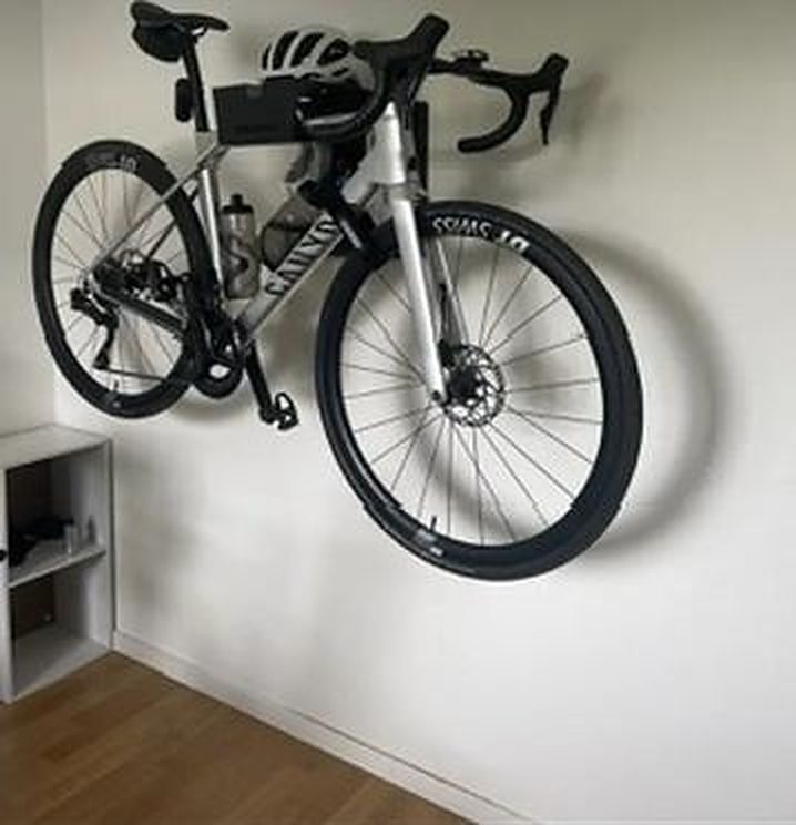 Vélo suspendu au mur
