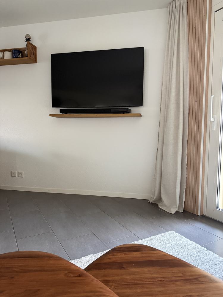 Télévision et tablette fixées au mur