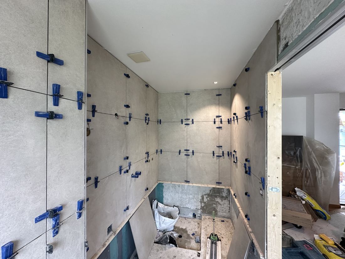 Pose de carrelage grand format dans une salle de bain