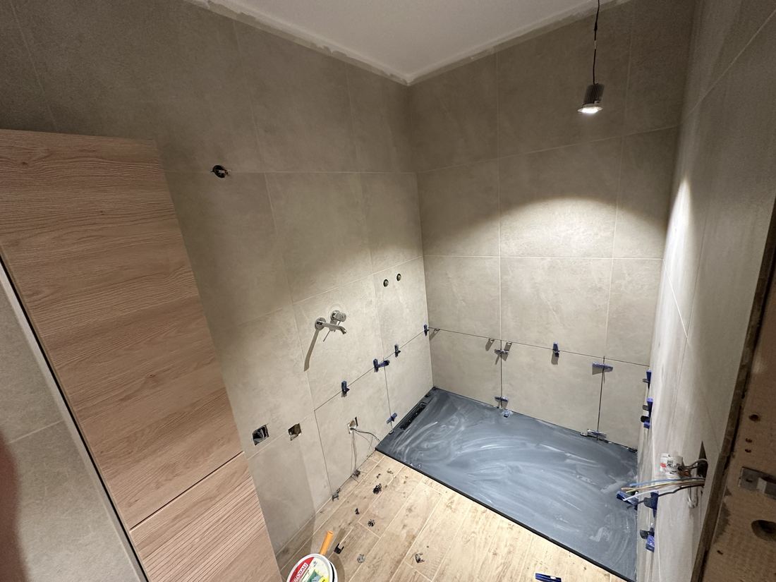 Douche carrelée en grand format