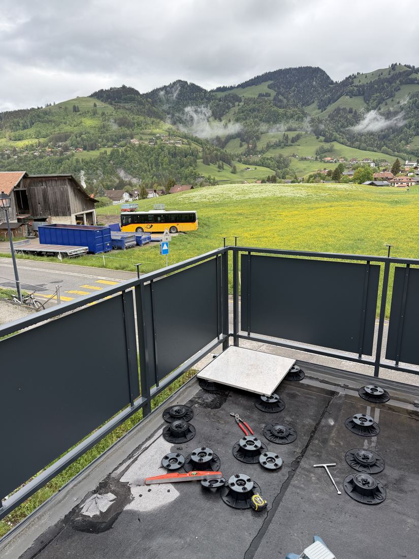 Plots réglés et premières dalles de terrasse