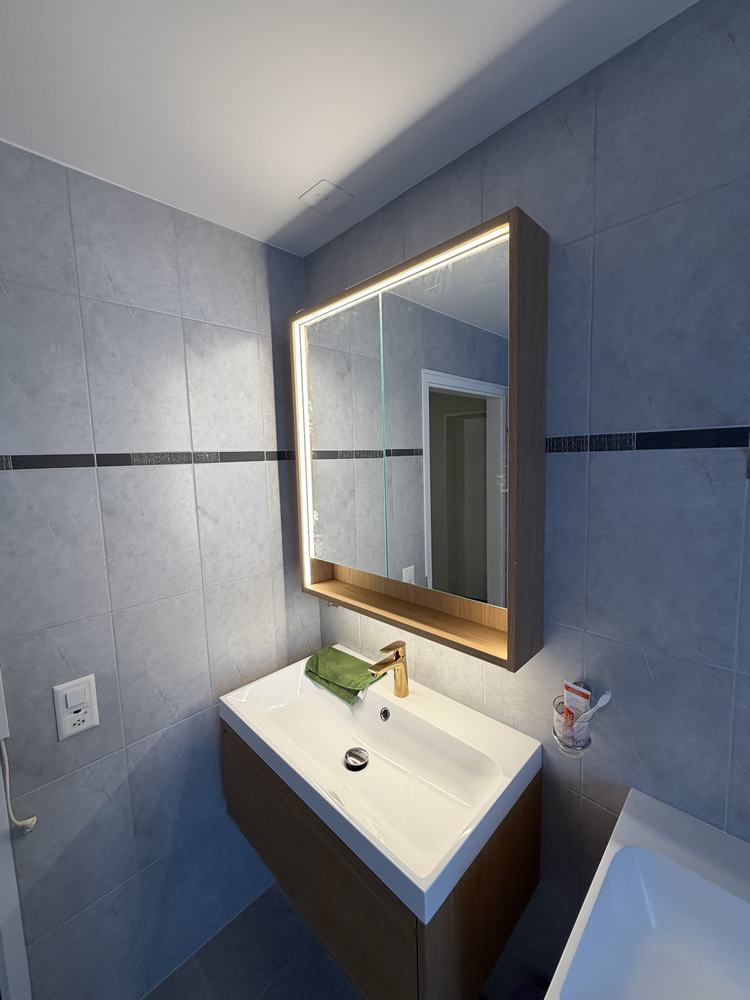 Miroir rétroéclairé et robinetterie